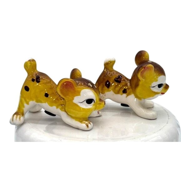 VTG LION CUBS SALT & PEPPER SHAKERS CERAMIC TAN WHITE HAND PAINTED KRIESS - Picture 3 of 6
